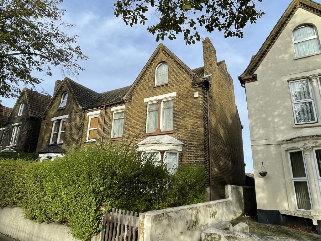 Lot: 102 - LARGE SEMI-DETACHED HOUSE WITH POTENTIAL FOR CONVERSION AND DEVELOPMENT -